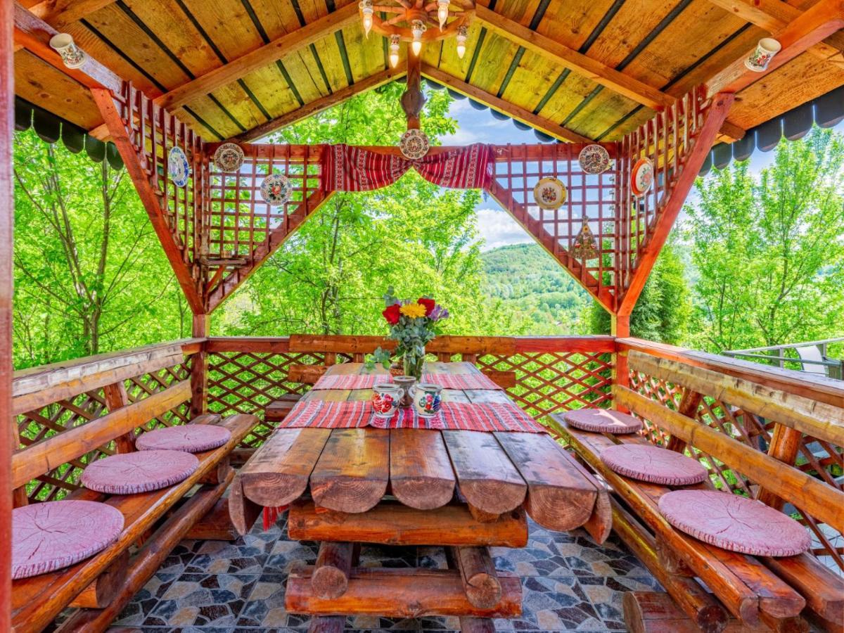 Hotel Casuta Cu Trandafiri Slănic Esterno foto